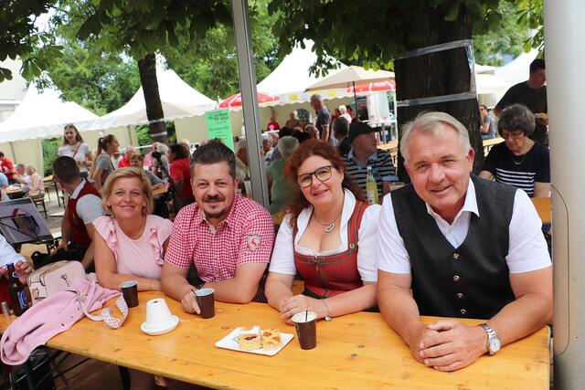 GR Sabine Jakubzig, LAbg. Udo Hebesberger, GR Sandra Goldberg und Bgm. Manfred Komericky beim Fest der Vereine in Kalsdorf.  | Foto: Edith Ertl