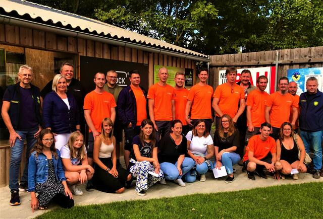 Das Team vom Schützenverein-Mistelbach – Manfred Spelitz, Rudi Dorn, OSM Josef Kohzina und Peter Winkler. Daniela und Markus Weninger mit ihrem Team von Weninger Forst + Garten in Mistelbach. | Foto: Christine Kohzina 