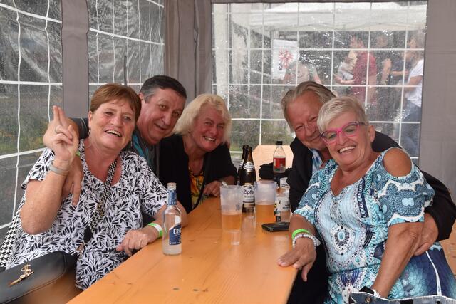 Gesellige Runde: Karin, Horst, Maria, Geri und Evi sind vom Marktfest begeistert. | Foto: Kendlbacher