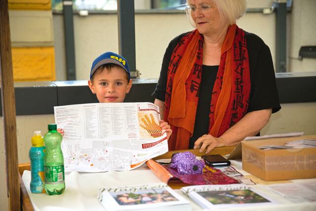 Sebastian half beim Verteilen der Webermarktpläne fleißig mit. | Foto: Alfred Hofer