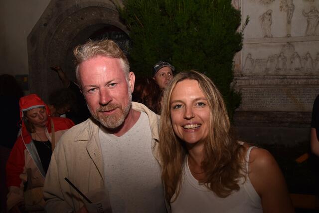 Ein gut gelaunter Gast mit Julia Mumelter (Stromboli Hall). | Foto: Kendlbacher