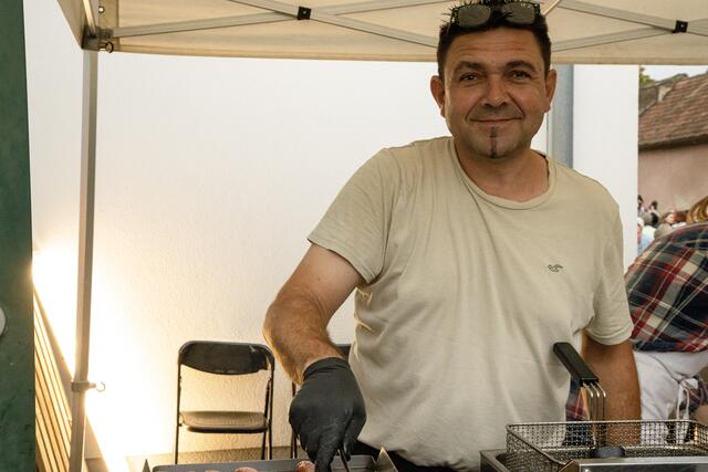Ortsvorsteher Roland Ribarich engagierte sich als Grillmeister | Foto: Zorica Toth