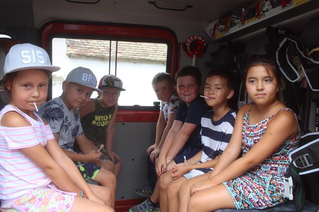 Die Fahrt mit dem Feuerwehrauto war für die Kinder ein Highlight. | Foto: arbes