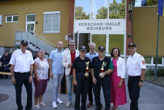 Jüngste und ältester Teilnehmer*in mit Ehrengästen und Bezirksfeuerwehrkommandant-Stellvertreter Max Ovecka (ganz rechts) | Foto: BFKDO St.Pölten