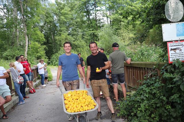 Für den guten Zweck gingen 500 Enten an den Start. Alexander Kober (li) und Christian Aldrian beim Start an der Mühlgangbrücke in Werndorf. | Foto: Edith Ertl