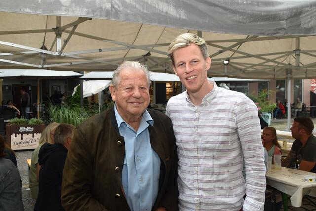 Max Strasser (Metzgerei Strasser) mit Bgm. Lukas Schmied genossen die gute Stimmung am Marktfest. | Foto: Kendlbacher