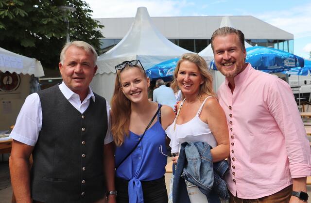 Bgm. Manfred Komericky (li) und Oliver Wieser mit Familie | Foto: Edith Ertl