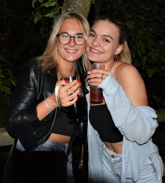 Emma und Olivia waren von der Live-Band Jabberwalky begeistert. | Foto: Klara Fruhstorfer