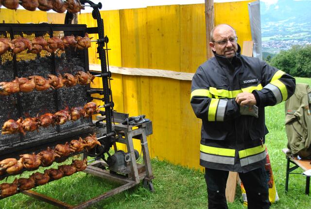 144 Portionen Grillhühner waren schnell verteilt. Holzkohlengrill und persönliches Augenmerk des Kommandanten gelten als Verkaufsargument in Jasnitz.   | Foto: Tamara Himsl
