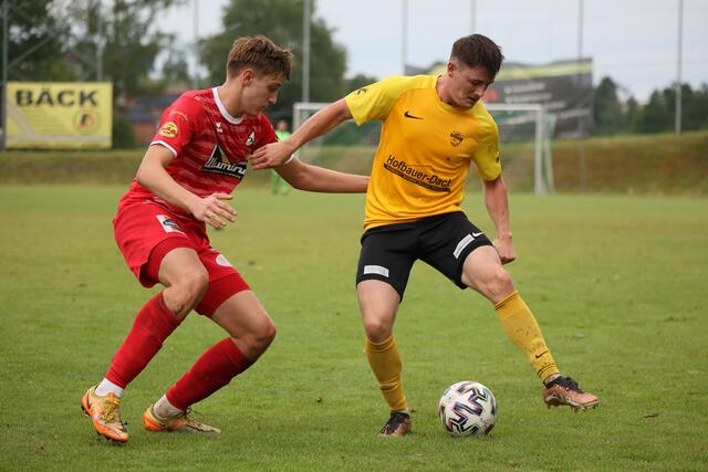 FC Andorf (in Rot) vs. Union Senftenbach. | Foto: Reinhard Schröckelsberger