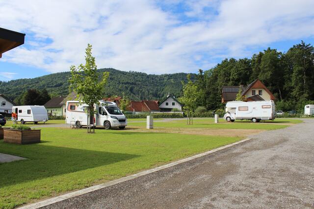 Auf insgesamt 24 Stellplätzen kann man in Bad Schwanberg nun neben dem Freibad nächtigen. | Foto: Löschnig