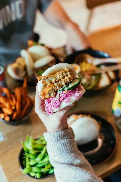 Die Bao Bar eröffnete kürzlich ihren dritten Standort in der Operngasse. Hier erhält man Mini-Reisburger in vier Variationen.  | Foto: Florence Stoiber