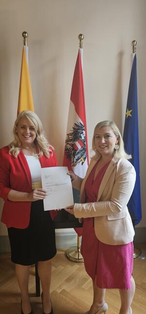 SPÖ-Bezirksvorsitzende BRin Doris Hahn bei der offiziellen Übergabe der Petition an die Präsidentin des Bundesrates Claudia Arpa (l.).  | Foto: SPÖ