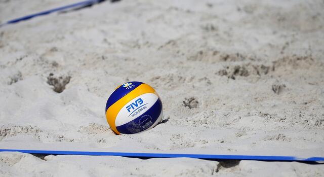 Fordert viel Körpereinsatz: Beachvolleyball. | Foto: Pixabay/TaniaVdB (Symbolbild)