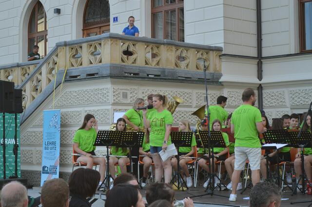 Die "Campmama" Marion Luttenberger am Mikro.  | Foto: Gloria Neumeister