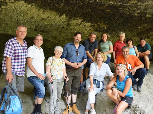 NÖAAB Landesobfrau Christiane Teschl-Hofmeister (5.v.l.), EU-Abgeordneter Lukas Mandl (4.v.l.), Landtagsabgeordneter Anton Erber (3.v.r), AK-Vizepräsident Josef Hager (2.v.l.) und Mitglieder des NÖAAB | Foto: NÖAAB