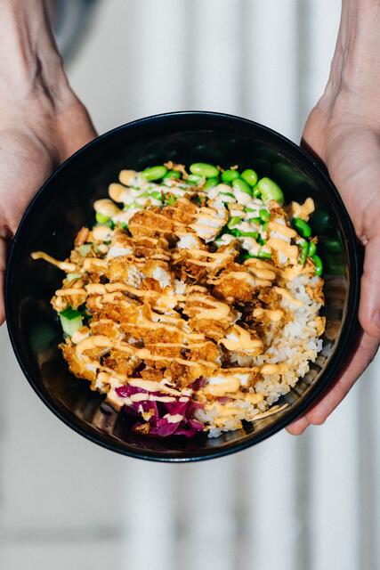 Auch Reisbowls, Pommes und Caramel Flan findet man auf der Speisekarte.  | Foto: Florence Stoiber