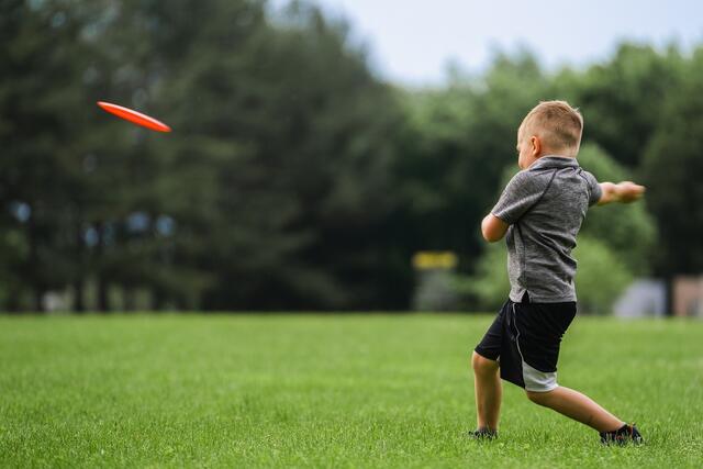 Der Frisbee ist schnell geworfen, das Fangen ist oft die Herausforderung. | Foto: Pixabay/jatocreate (Symbolbild)