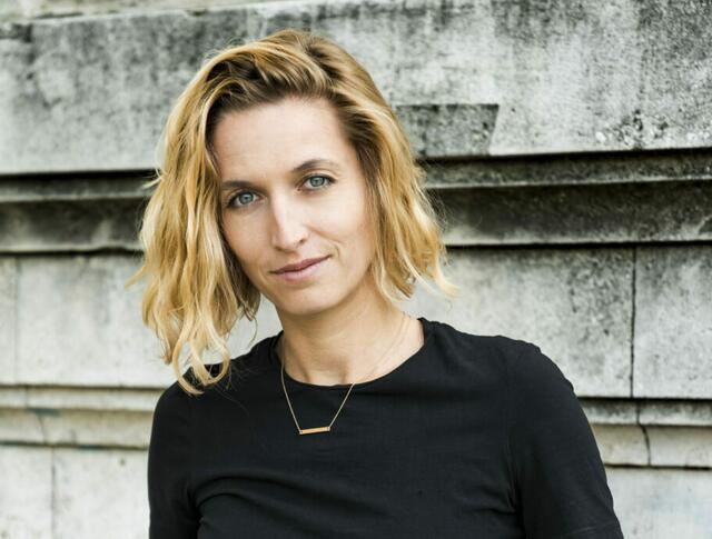 Autorin Alina Lindermuth fährt mit dem Rad durch Österreich und liest an zwölf Standorten: Am 3. August macht sie in Enns Halt.  | Foto: Mercan Falter