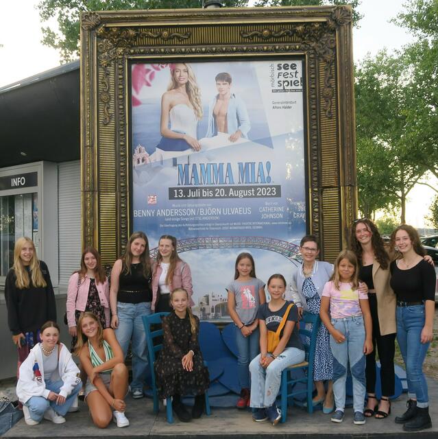 Flora, Sophie, Klara, Pia Marie, Luise, Lisa Sophie, Annabell, Liane, Julia, Andrea Pilles, Sarah, Katharina Alram und Marie freuen sich auf MAMMA MIA