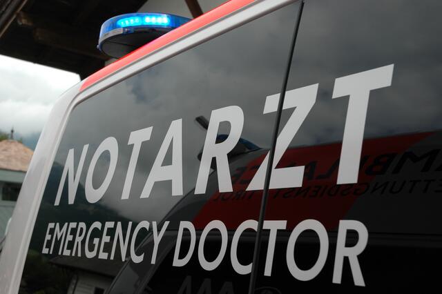 Der Unfall forderte zwei Verletzte. | Foto: Rotes Kreuz / Symbolbild