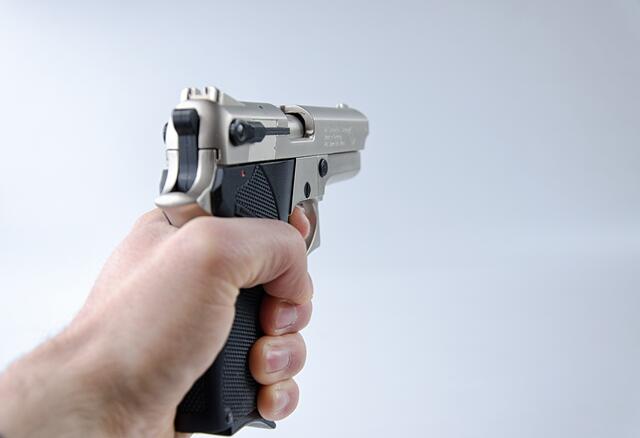 Der namentlich bekannte Täter soll einen Mitarbeiter im Lokal mit einer Schusswaffe bedroht haben (Symbolbild). | Foto: pixabay_USA-Reiseblogger