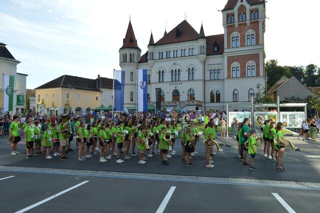 Sechzig Musiker und Musikerinnen aus zwölf Blasmusikkapellen boten eine eindrucksvolle Show.  | Foto: Gloria Neumeister