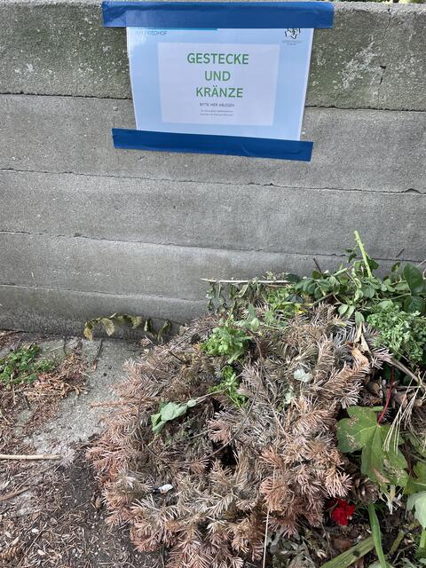 Nur Gestecke und Kränze sollen hier abgelegt werden. | Foto: Alexandra Goll
