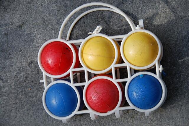Boccia wird meist mit Kunststoffkugeln gespielt, die französische Variante bevorzugt Metallkugeln.  | Foto: Pixabay/BigBlue99 (Symbolbild)