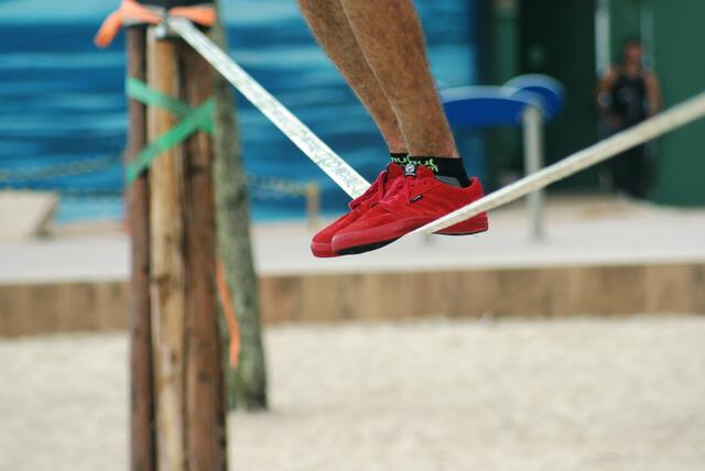 Für viele gehört es bereits zum alltäglichen Sportpensum: Slacklining. | Foto: unsplash/Mauricio Santanna (Symbolbild)