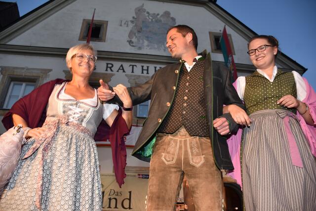 Ein Heimspiel für Bürgermeister Rainer Barth bei „Miteinand‘ auftanzen“ am Greiner Stadtplatz. 