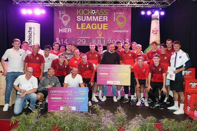 Die glücklichen Sieger des FC Andorf bei der Siegerehrung der Kick-Ass-Summer-League am Samstagabend in Lambrechten.