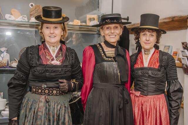 Viele Trachtenfrauen gratulierten der Vorarlbergerin Martina Mätzler zu ihrer Auszeichnung. | Foto: Susanne Bayer