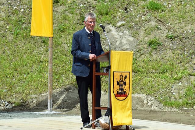 Bürgermeister Vitus Monitzer: „Für die Defereggerinnen und Deferegger, aber auch für unsere Gäste, sind die neuen Galerien hinsichtlich der Sicherheit sowie der ganzjährigen Erreichbarkeit des hinteren Tales ein großer Mehrwert." | Foto: Land Tirol/Pichler