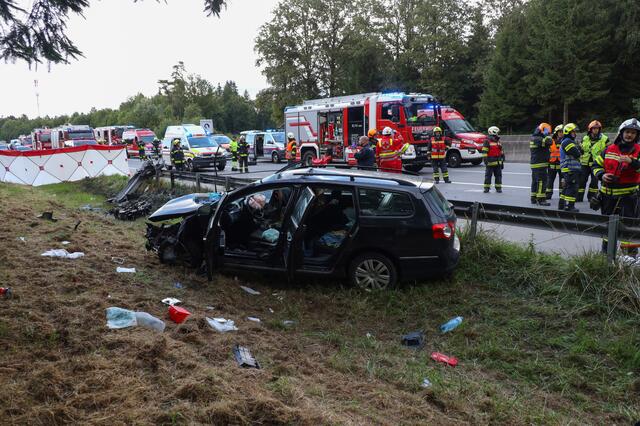 Die Karosseriedes Unfallwagens wurde aufgerissen. Die Insassen erlitten schwere Verletzungen. | Foto: laumat.at/Matthias Lauber