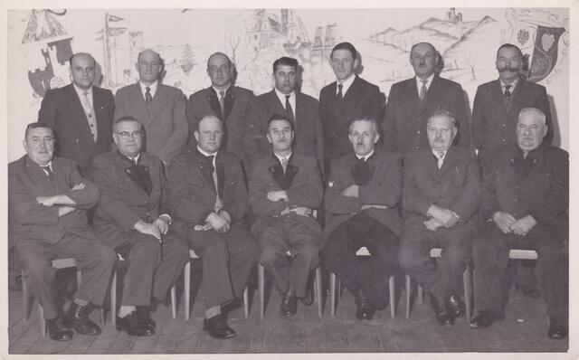 Im Rahmen der Vorbereitungsarbeiten für die Topothek der Gemeinde Scharten wird versucht, die Personen auf diesem Bild zu bestimmen. | Foto: Scharten in alten Ansichten/Marion Harbauer