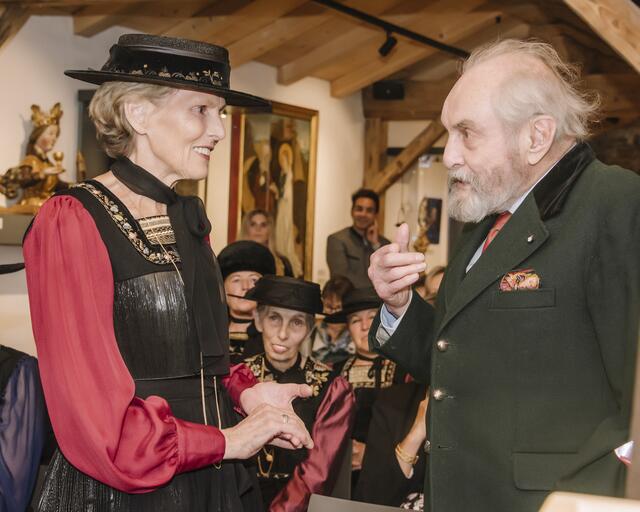 Die Preisträgerin war sichtlich gerührt, als ihr Arno von Watteck höchstpersönlich gratulierte. | Foto: Susanne Bayer