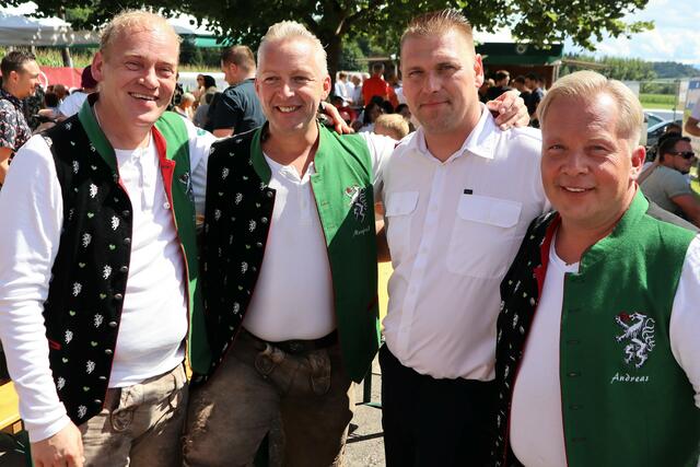 Auf das richtige Pferd gesetzt: Kommandant Markus Schauer (3.v.l.) und die Edlseer