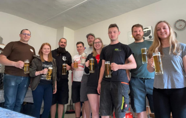 Das Team verköstigte die Anwesenden mit einem köstlichen Märzen-Bier. | Foto: facebook.com/Kobersdorfer Braumannschaft