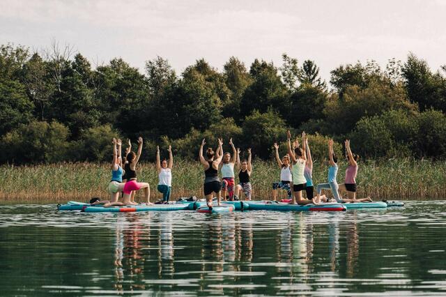 Zweimal pro Woche biete Danique van Oosterhout-Kreil im Strandbad in Gebertsham SUP-Yoga-Kurse an.  | Foto: Driftwood by Danique