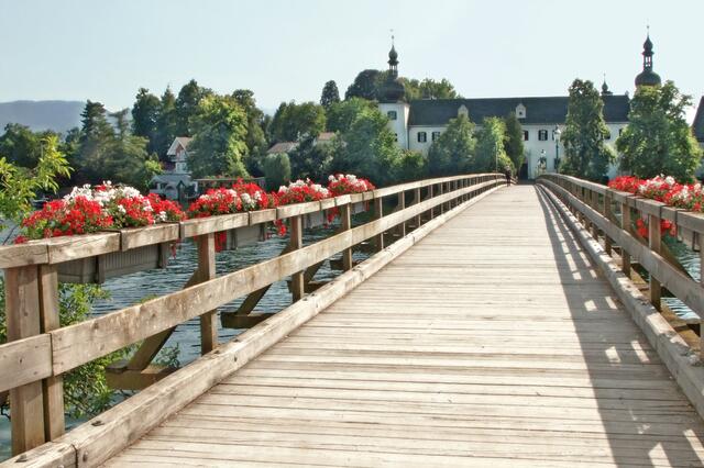Brücke vom Schloss Orth zum Landschloss Orth am Traunsee 