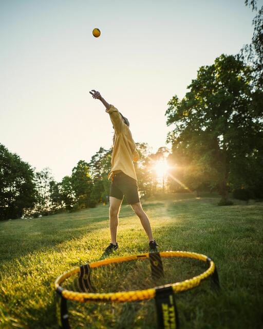 Spikeball ist der neueste Trend aus den USA. | Foto: unsplash/Spikeball (Symbolbild)