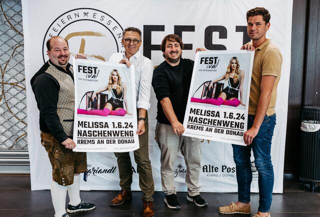 Die Veranstalter präsentieren den ersten Act für das FESTival am Steinertor 2024: die österreichische „LederHosenRockerin“ Melissa Naschenweng. v. l.: Thomas Kalchhauser (FEST Gesellschaft), Othmar Seidl (FEST Gesellschaft), Sebastian Streibel (Studio Ideenladen &amp; Ticketladen), Julian Seidl (FEST Gesellschaft).   | Foto: Studio Ideenladen