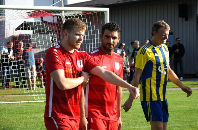 Erzielten je einen Cup-Treffer für Niederndorf – M. Öztürk (mi.) und D. Schuster (li.). | Foto: Schwaighofer
