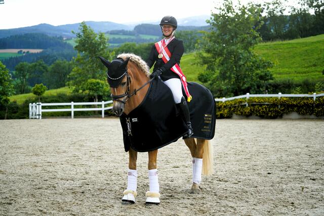 Nadja Lang &amp; Starello
Sportunion Reitverein Waldzell
BUNDESMEISTER VS HAFLINGER allg. Klasse 2023 | Foto: Lankmaier
