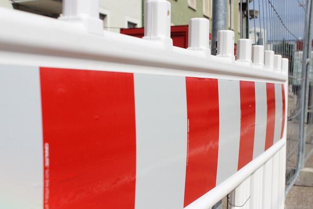 Ab der Autobahnunterführung wird die Straße für den Verkehr von PKW, LKW, etc. komplett gesperrt. PendlerInnen, die zum Bahnhof Terfens-Weer müssen, können diesen mit dem PKW nur über Pill/Vomperbach oder Wattens/Fritzens erreichen. FußgängerInnen und FahrradfahrerInnen können die Sperre passieren.  | Foto: Symbolbild (Pixabay)