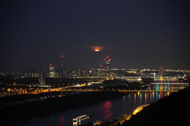 03.07.2023 das war der Moment als der Vollmond plötzlich zu sehen war. Von der Kanzel Leopoldsberg in Richtung Platte mit Blick auf die Doanau