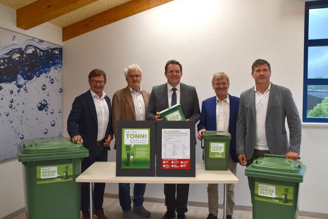 Alfred Egger (Obmann Abfallwirtschaftsverband Tirol), Gerhard Obermüller (Bürgermeister Gemeinde Kirchdorf), LR René Zumtobel, Hans Schweigkofler (Bürgermeister Oberndorf) und Hans Seiwald (Geschäftsführer Abfallwirtschaftsverband Bezirk Kitzbühel) (v. li.). | Foto: Johanna Bamberger