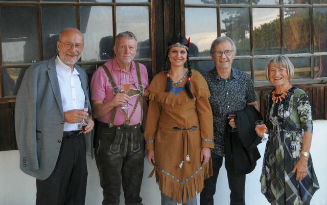 Ehepaares Roswitha (ganz rechts) und Reinhold (2. von links) Hirschwehr, Unfallchirurg Dr. Wolfgang Wagner, "Squaw" Lenka Simunkova, Mag. Johannes Kammerer. | Foto: privat/RH
