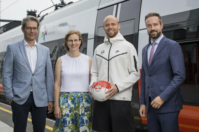 „Matchkarte = Fahrkarte“ startet in die neue Saison: (v.l.) Johannes Gfrerer (Geschäftsführer Salzburger Verkehrsverbund GmbH), Barbara Kleinert (ÖBB Personenverkehr AG, Regionalmanagerin), Alexander Schlager (FC Red Bull Salzburg Torwart) und Landeshauptmann-Stellvertreter Stefan Schnöll. | Foto: Salzburg Verkehr/Neumayr, Leo 